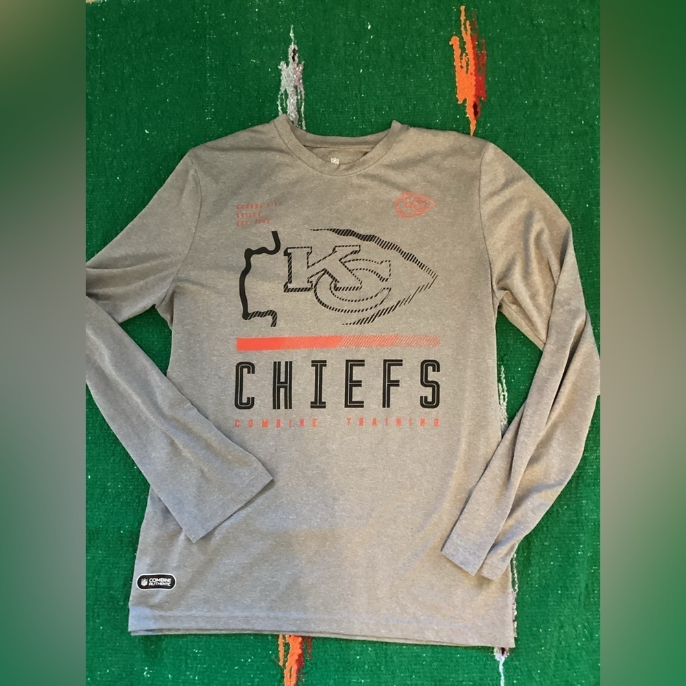 NFL-Kansas City Chiefs long sleeve dri fit shirt -SZ L
Pit to pit 20”
Length 29”